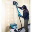 Person schleift Wand mit Makita Langhalsschleifer
