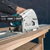 Person sägt Holz mit einer Makita Tauchsäge.