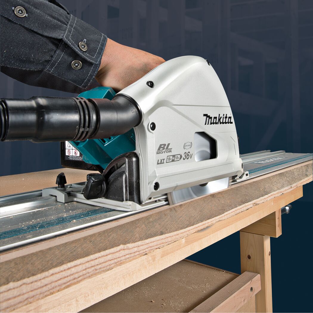Person sägt Holz mit einer Makita Tauchsäge.