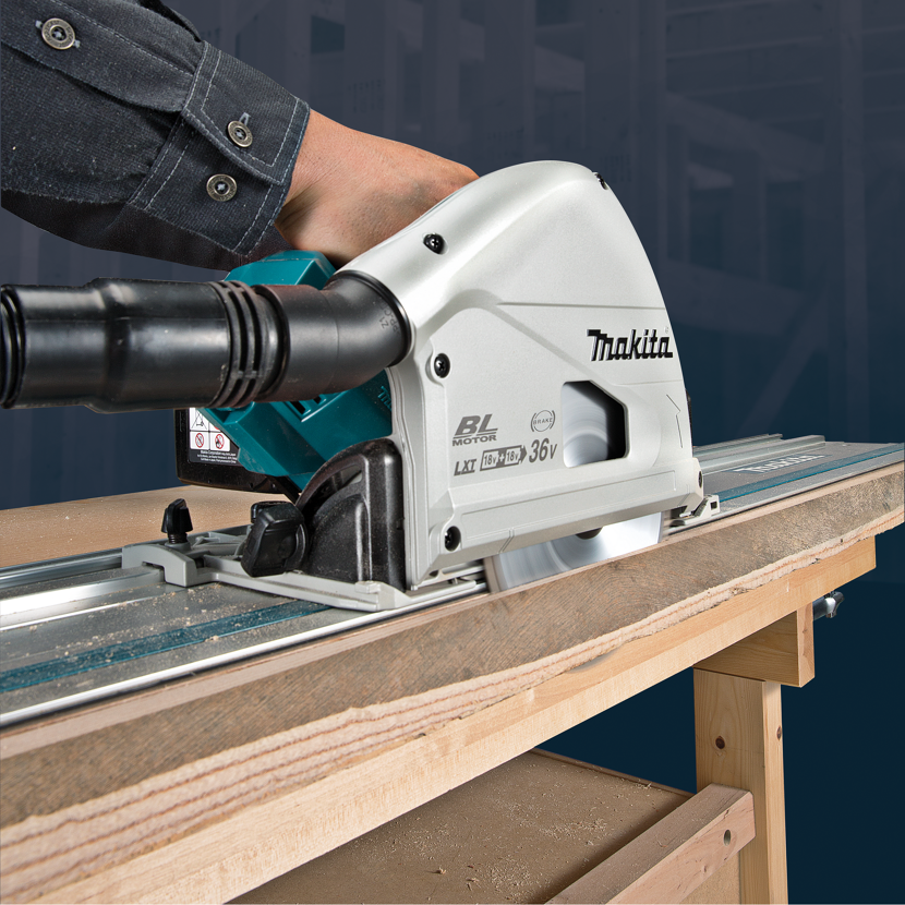 Person sägt Holz mit einer Makita Tauchsäge.