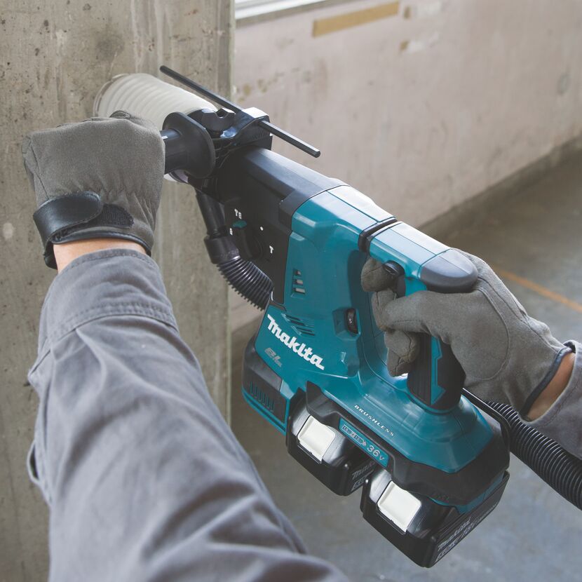 Person bohrt mit Akku-Kombihammer in Betonwand.