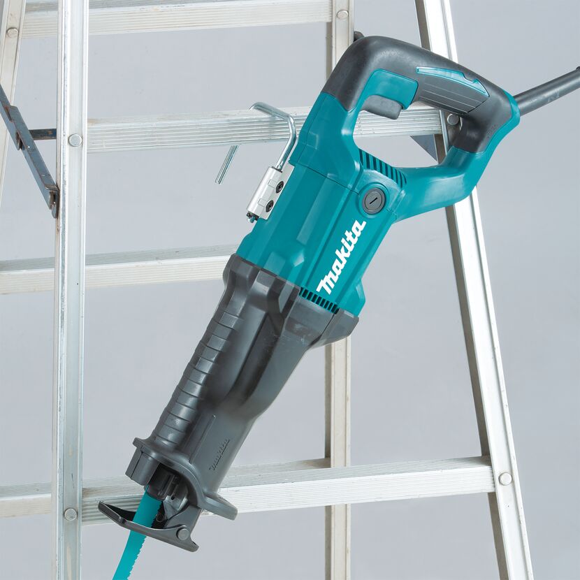 Makita Säbelsäge an einer Leiter