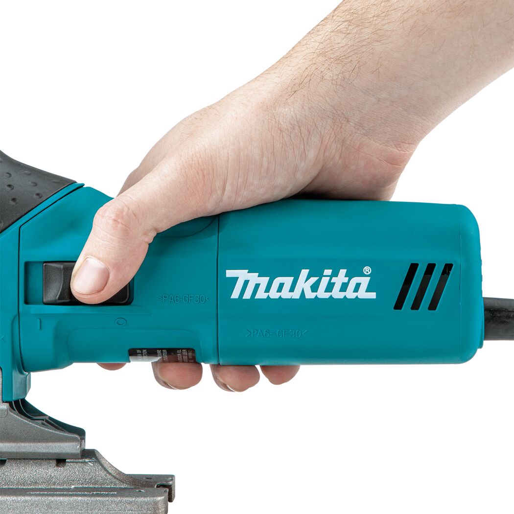 Hand hält eine Makita Stichsäge