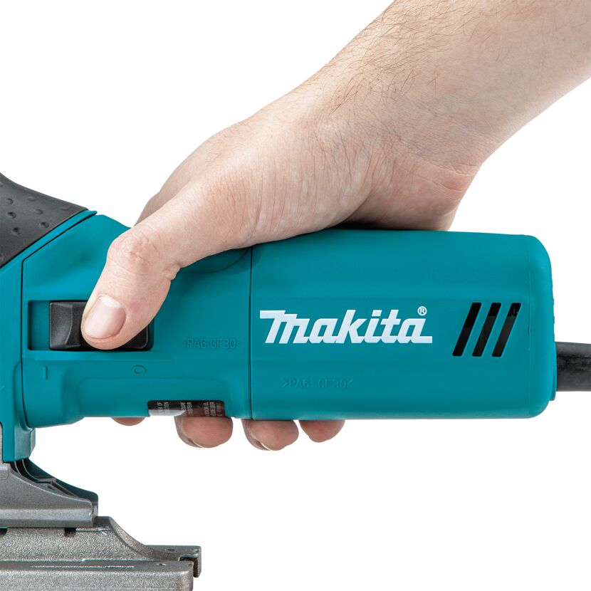 Hand hält eine Makita Stichsäge