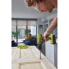 Person verwendet einen RYOBI Akku-Bohrschrauber.