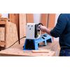 Person drechselt Holz mit einer Drechselbank.
