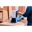 Person drechselt Holz mit einer Drechselbank.