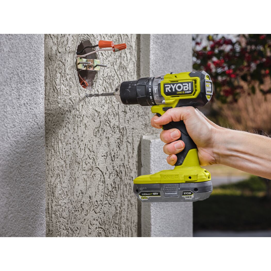 Person bohrt mit Ryobi Akku-Bohrschrauber in Wand