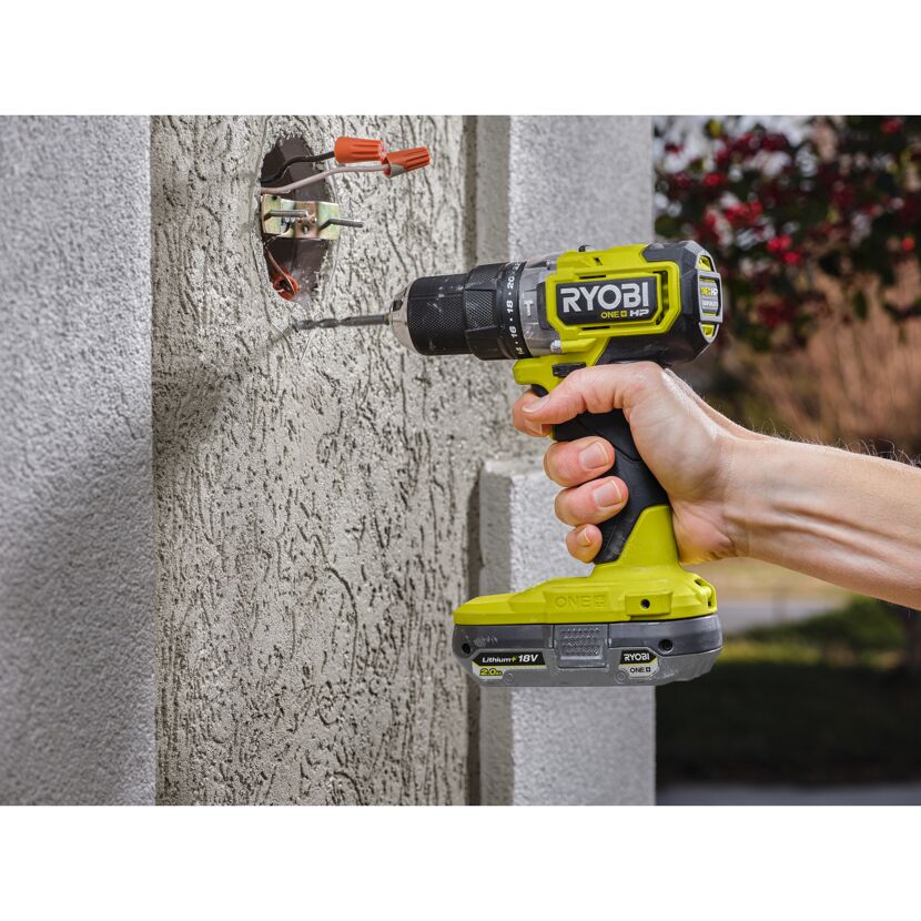 Person bohrt mit Ryobi Akku-Bohrschrauber in Wand