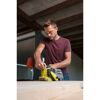 Person schleift Holz mit dem Bandschleifer