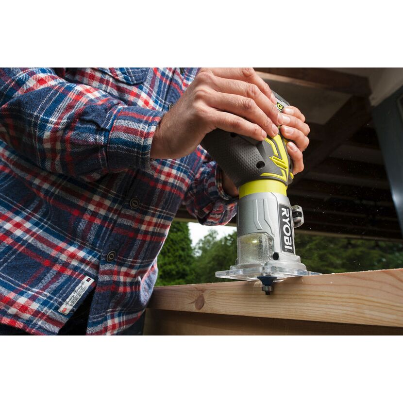 Person verwendet RYOBI Akku-Kantenfräser R18TR-0
