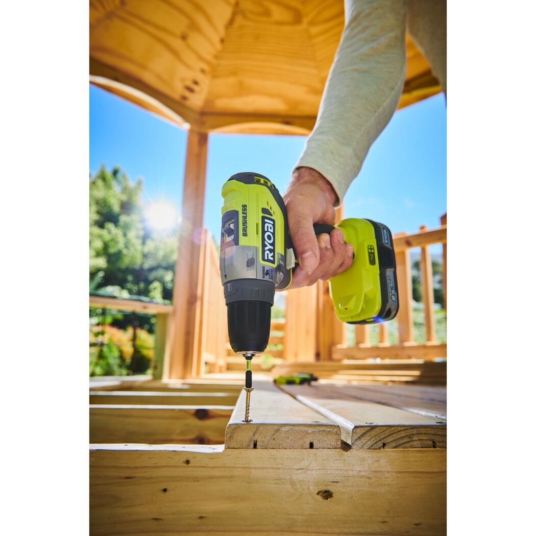 Person verwendet einen Ryobi Akkuschrauber.