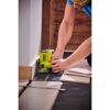 Person schneidet Holz mit RYOBI Akku-Tauchsäge