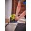 Person schneidet Holz mit RYOBI Akku-Tauchsäge