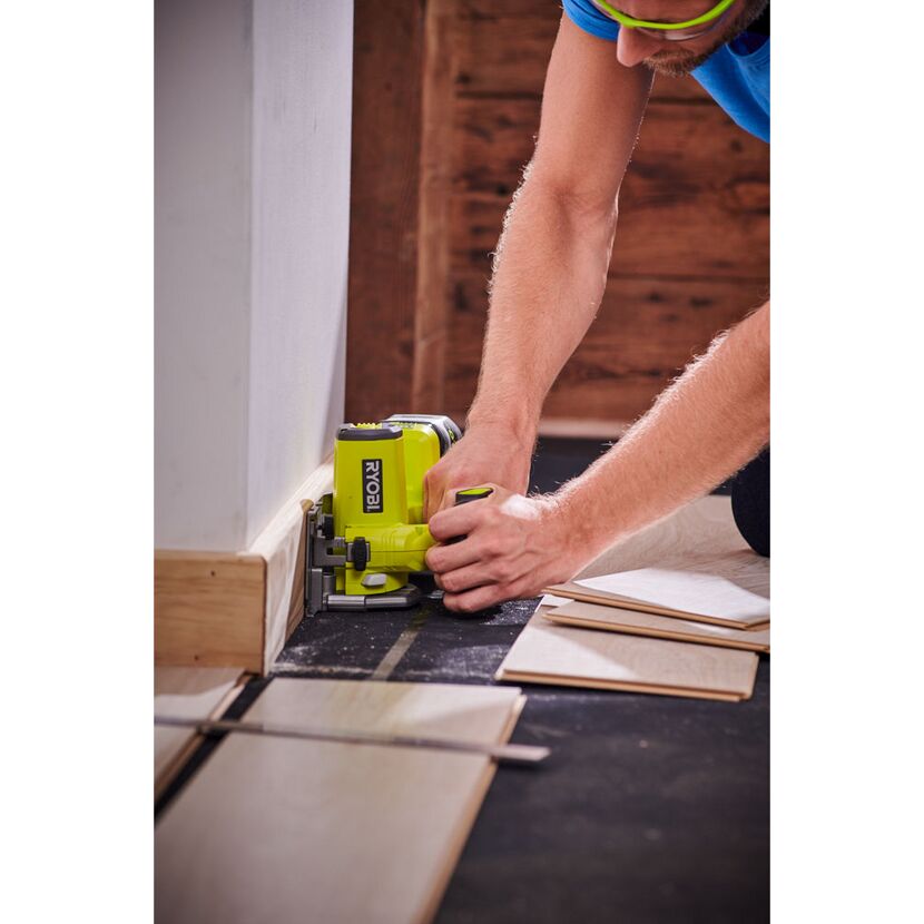 Person schneidet Holz mit RYOBI Akku-Tauchsäge