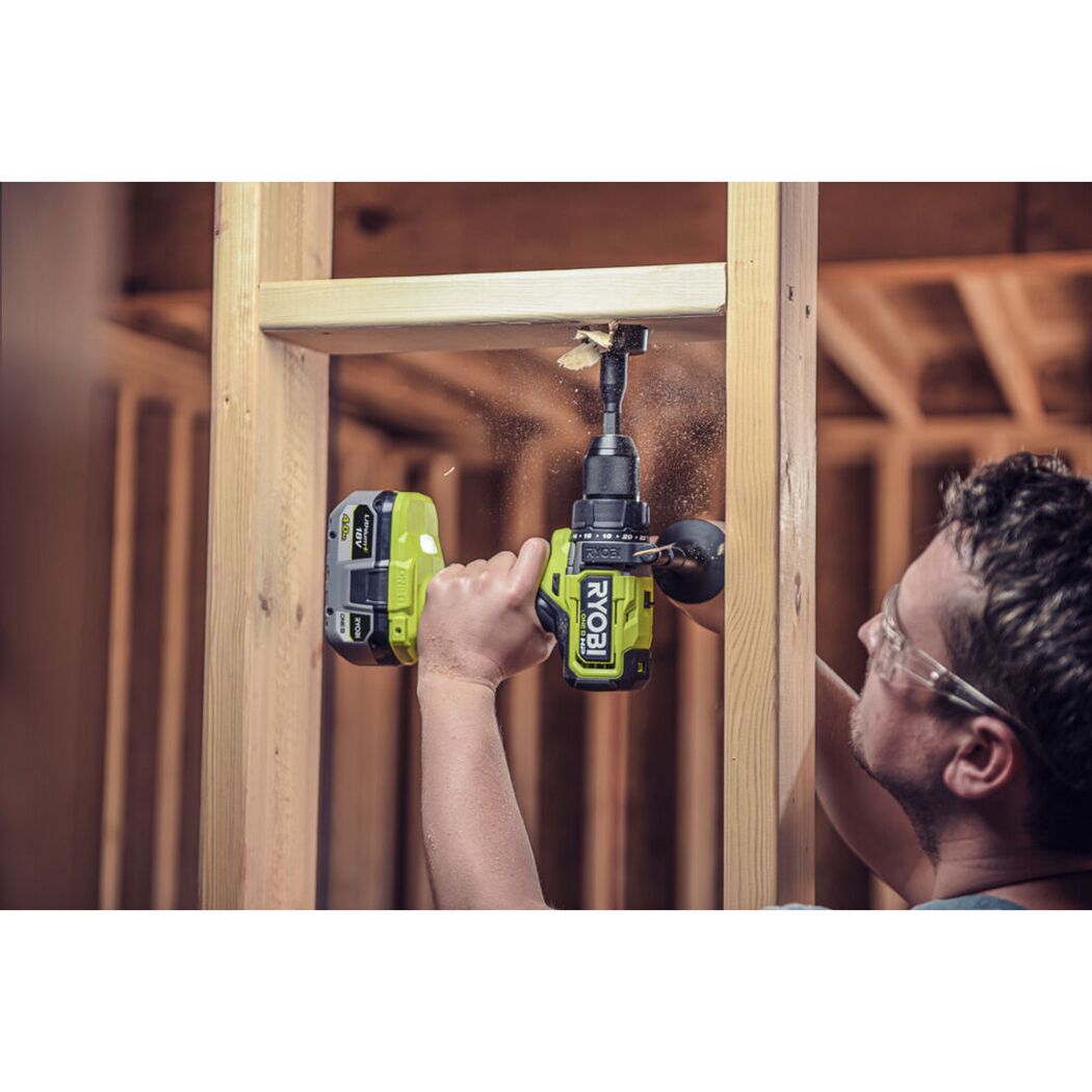 Person bohrt mit RYOBI Akku-Schlagbohrschrauber in Holz.