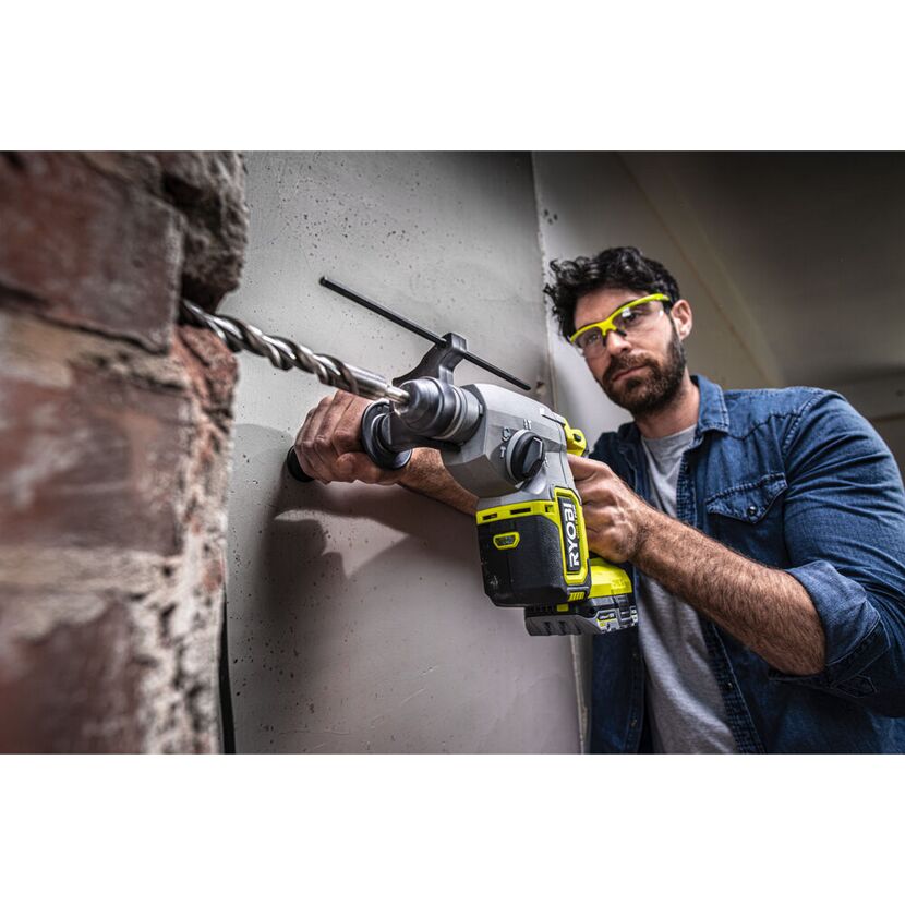 Person bohrt mit Akku SDS-Bohrhammer in eine Wand.
