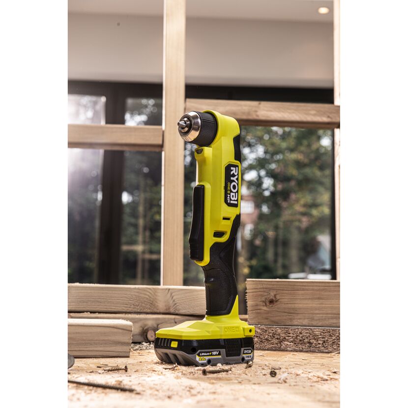 RYOBI Akku-Winkelbohrschrauber auf Holz