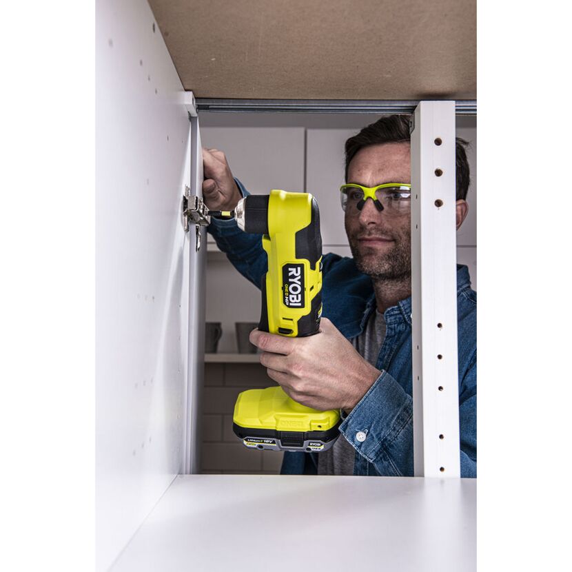 Person verwendet einen RYOBI Winkelbohrschrauber.