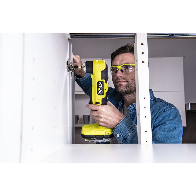 Person montiert Schrank mit RYOBI Akku-Winkelbohrschrauber