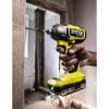Hand hält einen Ryobi Akku-Schlagschrauber und schraubt eine Schraube in ein Holzbrett.