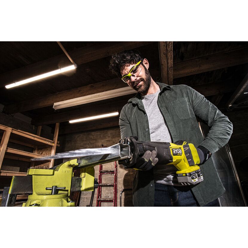 Person sägt Metallrohr mit RYOBI Akku-Säbelsäge.