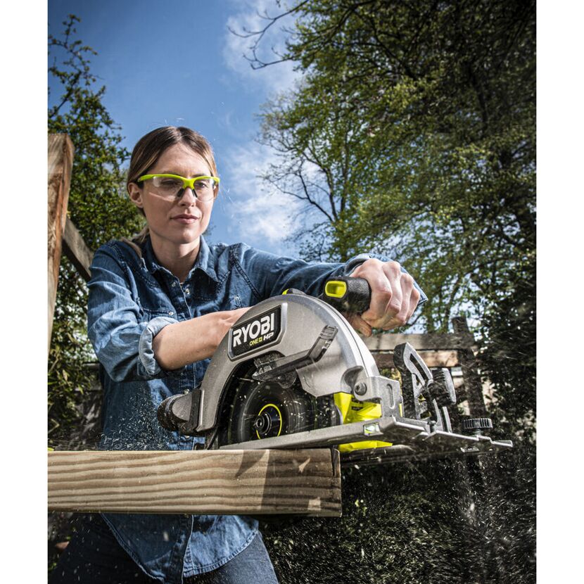 Person sägt mit RYOBI Akku-Kreissäge ein Holzstück.