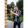 Person bohrt mit einem RYOBI Schlagbohrschrauber in eine Backsteinmauer.
