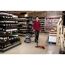 Person saugt verschüttete Flüssigkeit mit Nass- und Trockensauger auf.