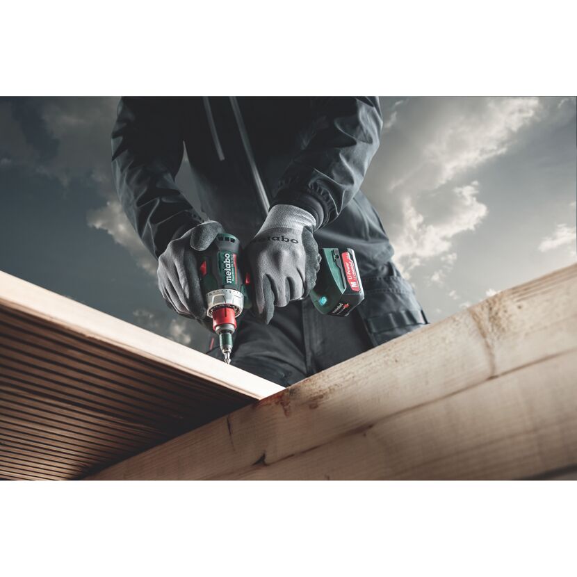 Person verschraubt Holzbalken mit einem Metabo Akku-Bohrschrauber