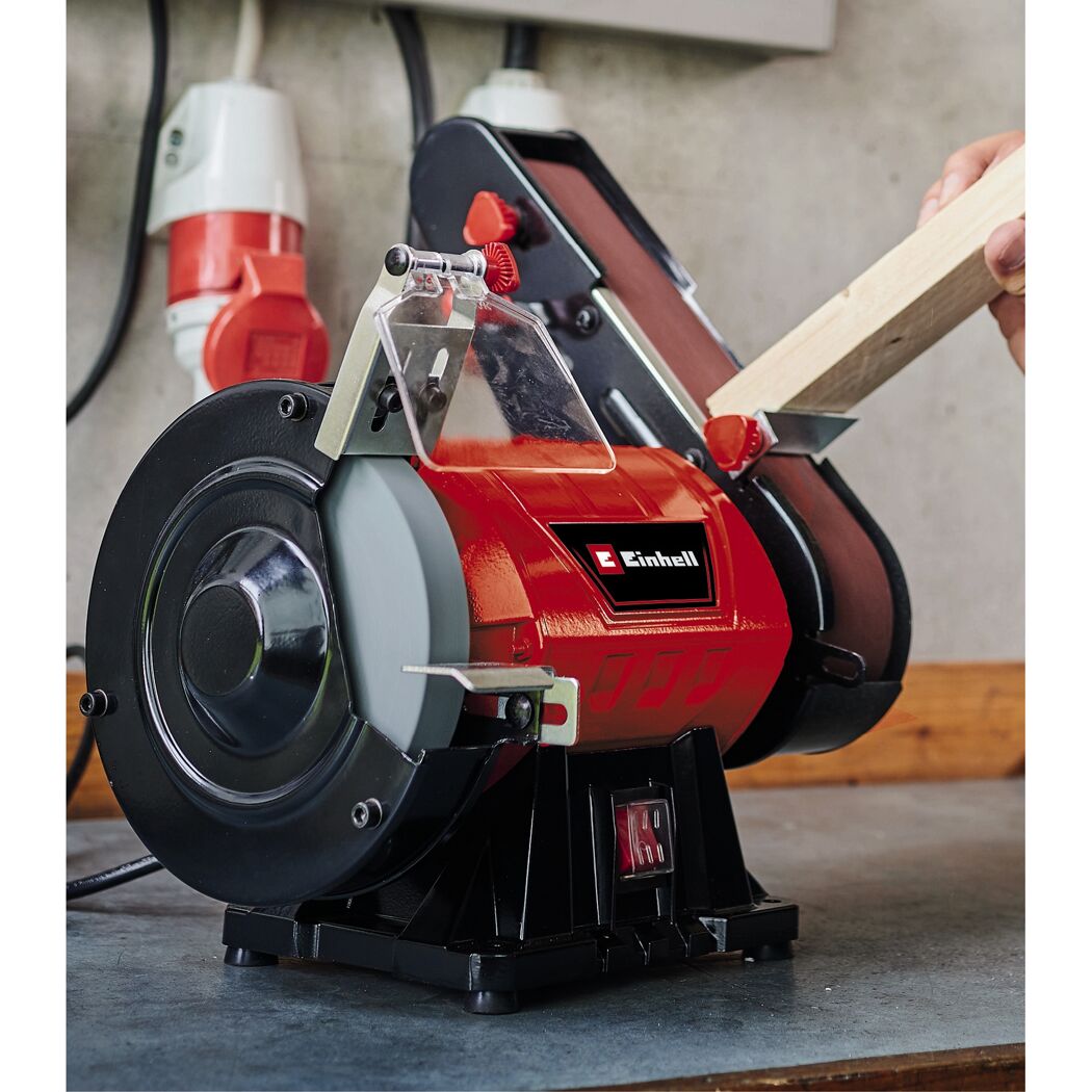 Schleifmaschine schleift Holz