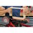 Person schleift Holz mit Bandschleifer