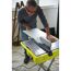 Person benutzt Fliesenschneider von Ryobi.