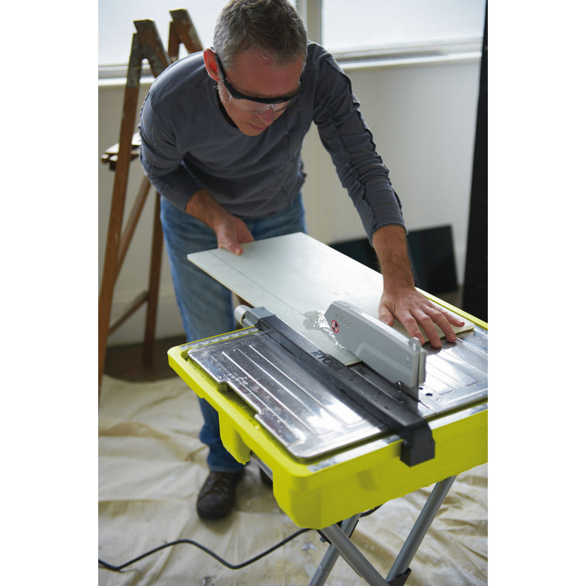 Person benutzt Fliesenschneider von Ryobi.