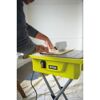 Person benutzt einen Fliesenschneider von Ryobi.