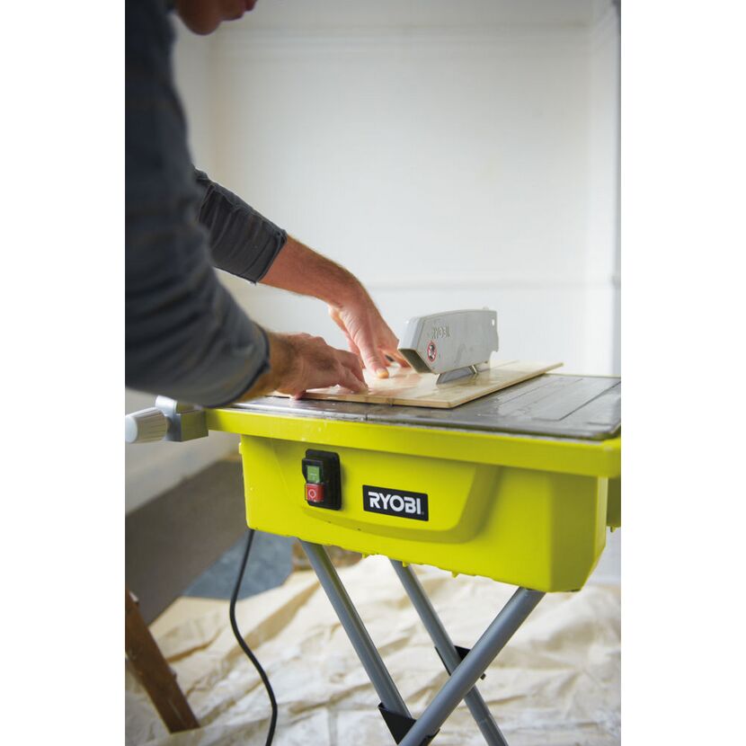 Person benutzt einen Fliesenschneider von Ryobi.
