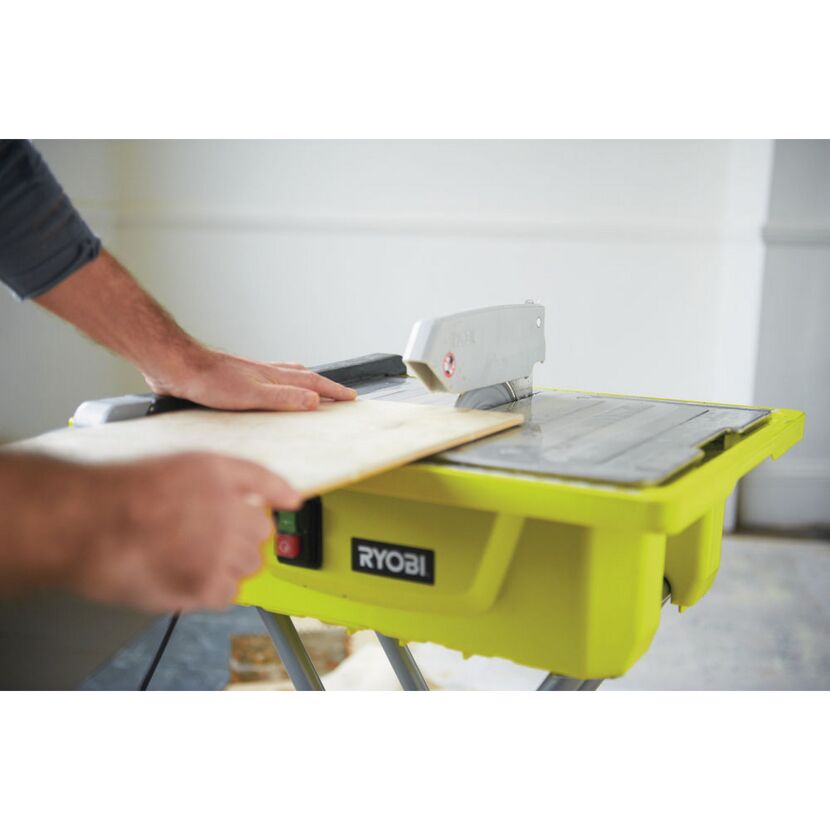 Person benutzt einen Fliesenschneider von Ryobi.