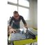 Person schneidet Fliese mit Fliesenschneider