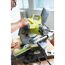 Person sägt mit RYOBI Kapp- und Gehrungssäge ein Holzstück.