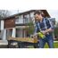 Person sägt Holz mit RYOBI Akku-Säbelsäge