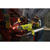 Person fettet mit RYOBI Akku-Fettpresse ein rotes Gerät ein.