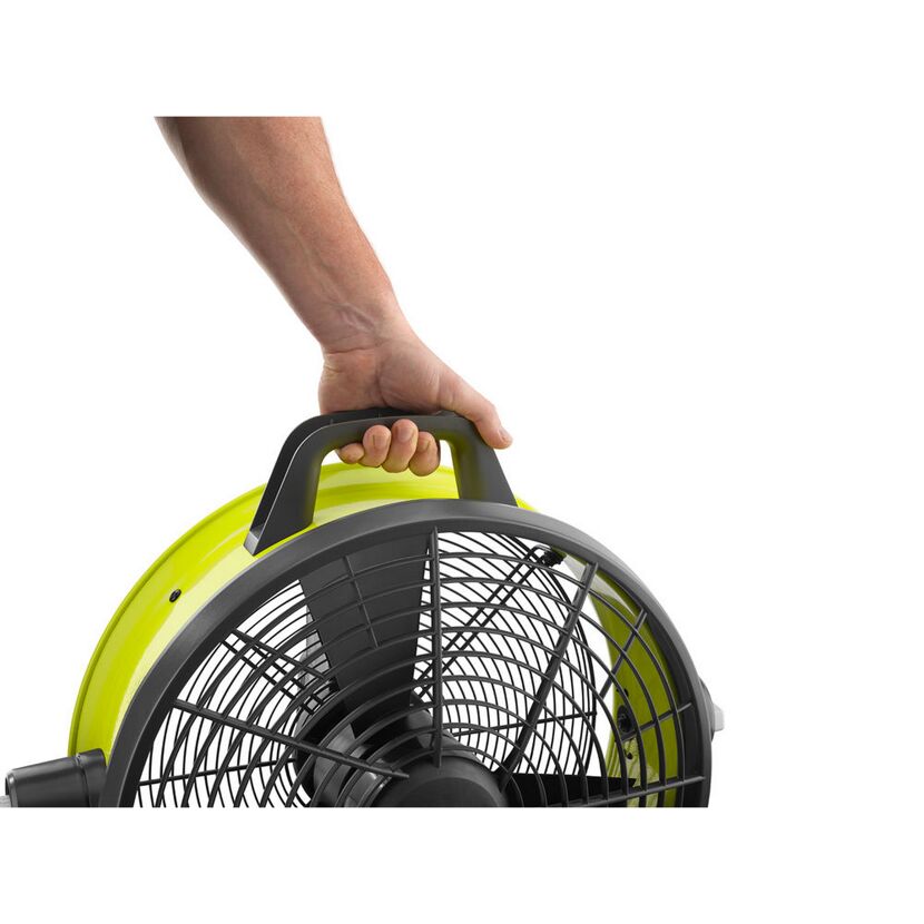 Person trägt einen Akku-Bodenventilator