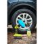 RYOBI Akku-Bürste reinigt Autofelge