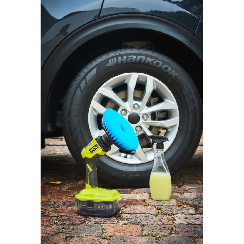 RYOBI Akku-Bürste reinigt Autofelge
