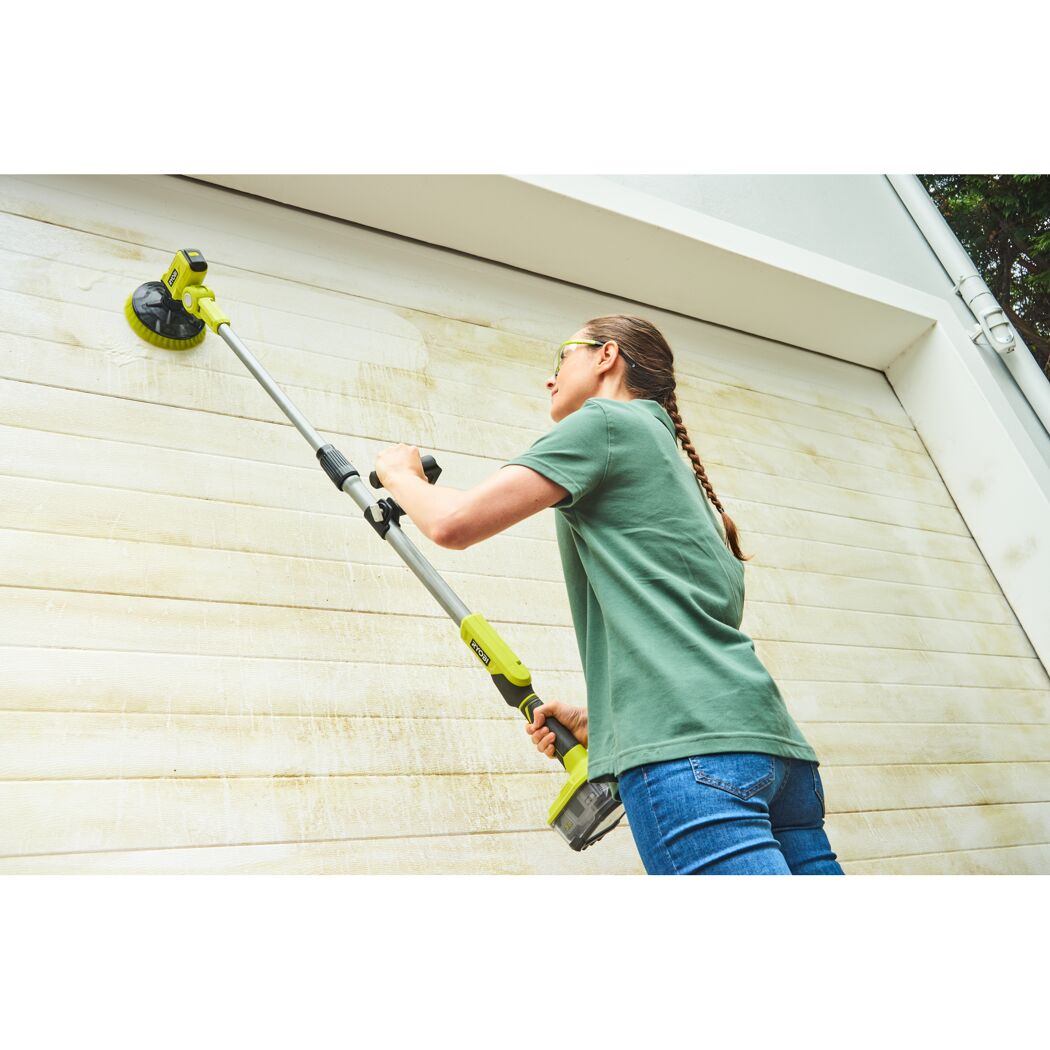 Person reinigt Fassade mit RYOBI Akku-Teleskopbürste