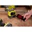 Person steuert Ryobi Bluetooth-Lautsprecher mit Handy
