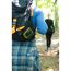 Person mit Rucksack und tragbarer Bluetooth-Box
