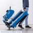 Person transportiert eine Steintrennmaschine.