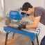 Person schneidet Fliese mit Steintrennmaschine
