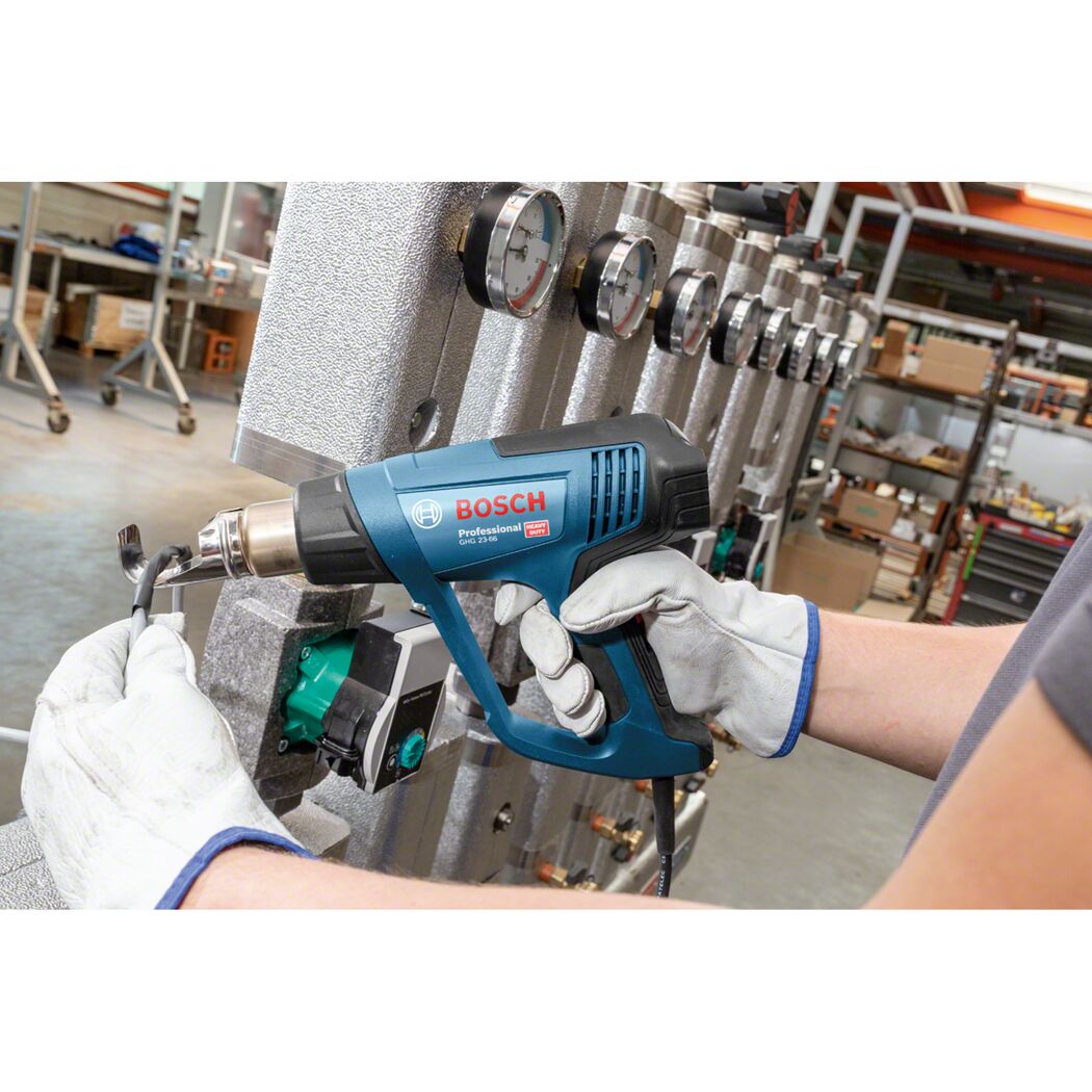 Person verwendet ein Heißluftgebläse von Bosch Professional.